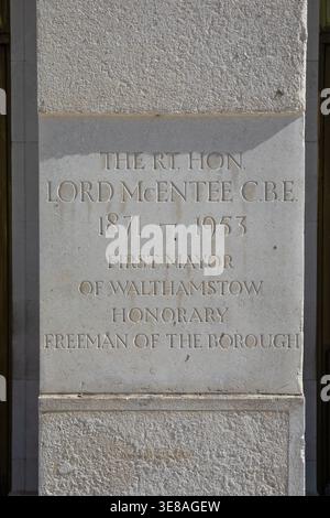 Londres, Royaume-Uni - 8 avril 2026 : une plaque à l'extérieur du Walthamstow Assembly Hall, à Walthamstow, East London, commémorant Lord McEntee - First ma Banque D'Images