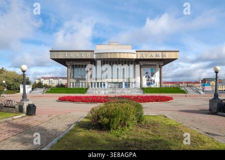 TOMSK, RUSSIE - 14 SEPTEMBRE 2025 : façade du bâtiment du théâtre dramatique, Tomsk Banque D'Images