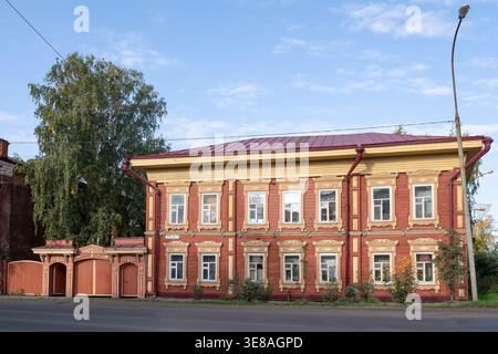 TOMSK, RUSSIE - 14 SEPTEMBRE 2025 : Maison rentable du début du XXe siècle. Tatarskaya Sloboda, Tomsk, Russie Banque D'Images