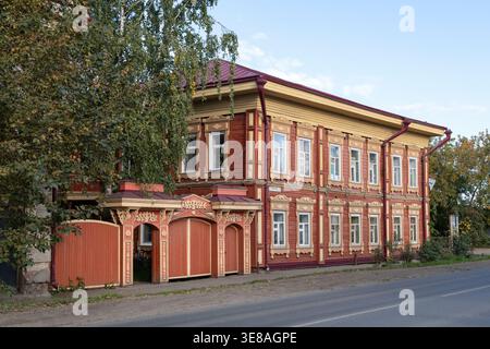 TOMSK, RUSSIE - 14 SEPTEMBRE 2025 : Maison en bois de deux étages avec des portes du début du XXe siècle. Tatarskaya Sloboda, Tomsk, Russie Banque D'Images