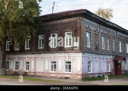 TOMSK, RUSSIE - 14 SEPTEMBRE 2025 : immeuble ancien de deux étages (fin du XIXe siècle). Tatarskaya Sloboda, Tomsk, Russie Banque D'Images