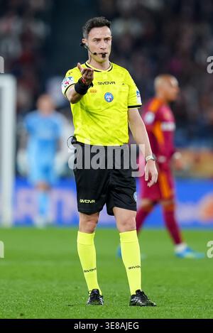 L'arbitre Ermanno Feliciani fait des gestes lors du match de la série Serie A Enilive entre AS Roma et Pisa SC au Stadio Olimpico le 10 avril 2026 à Rome, Italie Banque D'Images