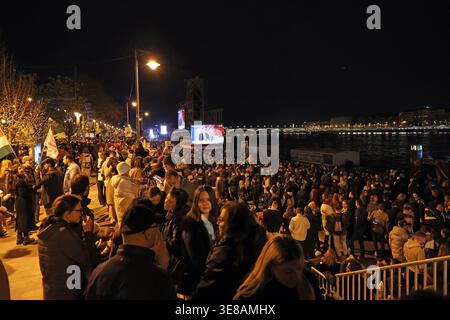 Rassemblements et célébrations du parti TISZA qui a remporté les élections hongroises de 2026 le 12 avril dans les rues de Budapest, en Hongrie Banque D'Images