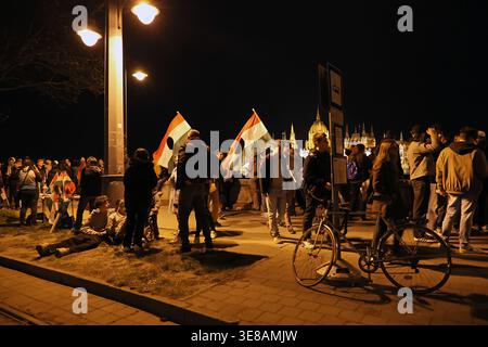 Rassemblements et célébrations du parti TISZA qui a remporté les élections hongroises de 2026 le 12 avril dans les rues de Budapest, en Hongrie Banque D'Images