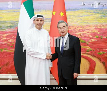 Pékin, Chine. 13 avril 2026. Wang Yi, membre du Bureau politique du Comité central du Parti communiste chinois et directeur du Bureau de la Commission centrale des affaires étrangères, rencontre Khaldoon Khalifa Al Moubarak, envoyé spécial du président des Émirats arabes Unis (eau) en Chine, qui accompagne le cheikh Khaled bin Mohamed bin Zayed Al Nahyan, prince héritier d'Abu Dhabi, eau, lors de sa visite en Chine, à Pékin, capitale de la Chine, le 13 avril 2026. Crédit : Liu Bin/Xinhua/Alamy Live News Banque D'Images
