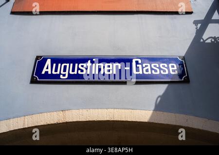 Le panneau de rue Augustiner-Gasse à Zurich marque l'une des rues les plus charmantes et historiques de la vieille ville Banque D'Images