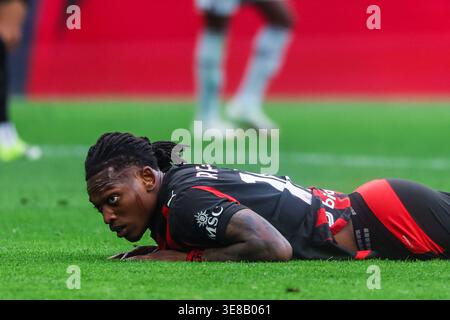 Rafael Leao de l'AC Milan réagit lors du match de football de Serie A 2025/26 entre l'AC Milan et Udinese Calcio au stade San Siro de Milan Banque D'Images