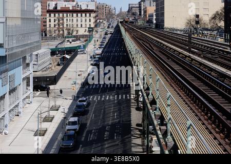 En regardant vers le nord le long de Broadway depuis la 138th Street, NYC, avec des voies ferrées surélevées 1 et le paysage de rue du Bronx au-delà. Banque D'Images