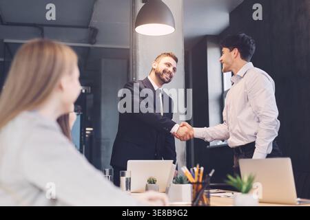 Business people shaking hands, réunion de finition Banque D'Images
