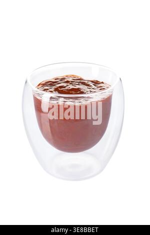 Sauce tomate rouge ou salsa épicée dans un bol en verre à double paroi, isolé sur fond blanc. Banque D'Images