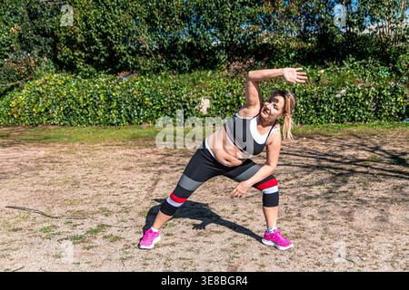 Femme âgée faisant du fitness en plein air et de l'exercice d'étirement Banque D'Images
