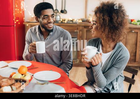 Couple appréciant tasse de café ensemble dans la cuisine Banque D'Images
