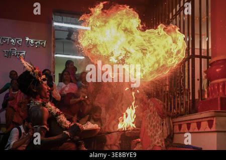 KOLKATA, INDE - 13 AVRIL : des dévots hindous exécutent des rituels avec le feu au festival Shiva Gajan le 13 avril 2026 à Kolkata, en Inde. Photo de Samir Jana/Hindustan Times des dévots hindous exécutent des rituels avec le feu au festival Shiva Gajan Banque D'Images