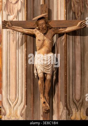 VERCELLI, ITALIE - 16 JANVIER 2026 : la crucifixion polychrome sculptée dans l'église Chiesa di San Cristphoro à partir du 16. cent. Banque D'Images