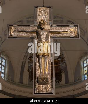 VERCELLI, ITALIE - 16 JANVIER 2026 : le Crocifisso ottoniano - Crucifixion médiévale ottonienne en argent (Jésus roi) dans la cathédrale. Banque D'Images