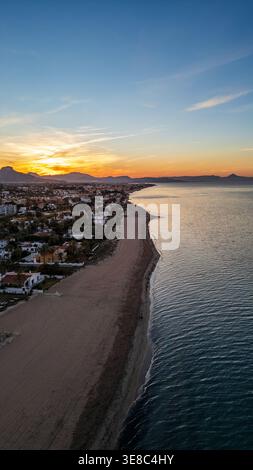 Superbe vue aérienne de Denia sur la Costa Blanca pendant l'heure d'or. L'image capture le littoral méditerranéen avec ses plages de sable fin, l'urbain Banque D'Images
