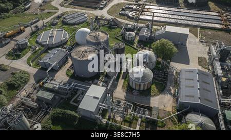 Une vue aérienne révèle une vaste usine de traitement des eaux usées avec de grands réservoirs distinctifs et diverses unités de traitement. Cette installation est conçue pour Banque D'Images