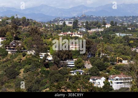 Maisons à flanc de colline à Bel Air avec San Gabriel Mountains en arrière-plan, Los Angeles, Californie, États-Unis Banque D'Images