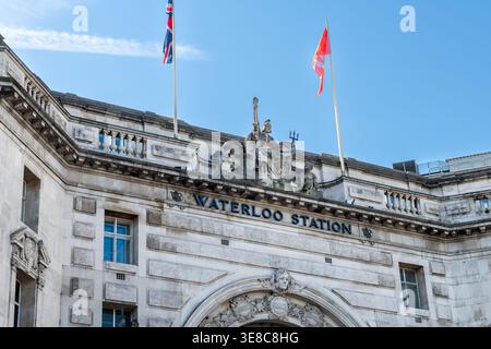 Londres. Royaume-Uni- avril 08. 2026. Le panneau de nom sur la façade de la gare de Waterloo. Banque D'Images