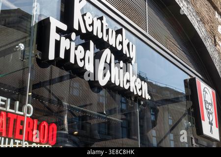Londres. Royaume-Uni- avril 08. 2026. Le panneau et le symbole Kentucky Fried Chicken sur la façade d'une succursale de Waterloo Banque D'Images