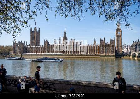 Londres. Royaume-Uni- avril 08. 2026. Le Palais de Westminster vue de la rive sud par une belle journée chaude de printemps. Banque D'Images