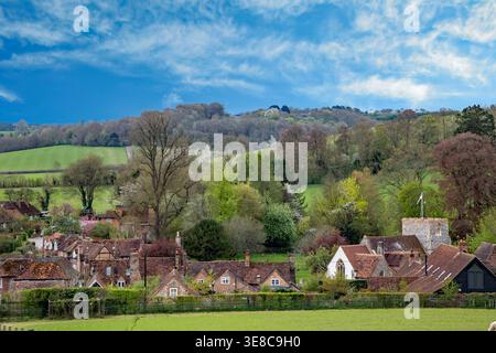 Vue sur le village de Turville dans les collines de Chiltern Anglais avec chalets et St Mary's Parish Church pour le Vicaire de Dibley Banque D'Images