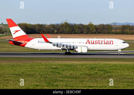Austrian Airlines immatriculation du Boeing 767-300 OE-LAE en approche finale de l'aéroport international de Vienne (vie), Autriche, le 9 avril 2026 Banque D'Images