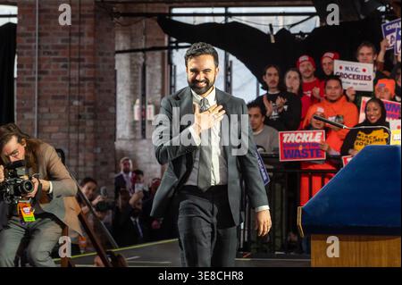 New York, États-Unis. 13 avril 2026. Le maire de New York, Zohran Mamdani, arrive pour prononcer son discours de 100 jours au Knockdown Center dans le Queens borough de New York. (Crédit image : © TheNEWS2 via ZUMA Press Wire) USAGE ÉDITORIAL SEULEMENT ! Non destiné à UN USAGE commercial ! Banque D'Images