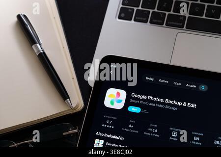 Google photos iPad App Store écran montrant Apple Liquid Glass Redesign et le style iOS 26 dans l'espace de travail en gros plan. Stafford, Royaume-Uni, 13 avril 202 Banque D'Images