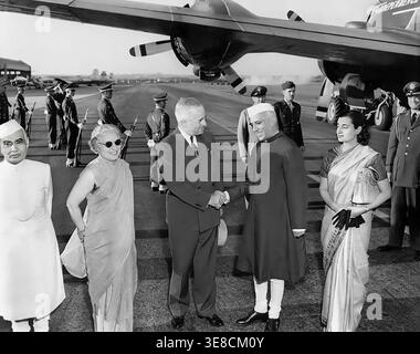 Le président américain Harry S. Truman (troisième à partir de la gauche) saluant le premier ministre indien Jawaharlal Nehru (au premier plan, deuxième à partir de la droite), la sœur de Nehru, Madame Pandit (deuxième à partir de la gauche) et sa fille, Indira Gandhi (au premier plan, à droite) à leur arrivée à l'aéroport national de Washington, Washington, D.C. service des parcs nationaux, Bibliothèque Harry S. Truman, 11 octobre 1949 Banque D'Images