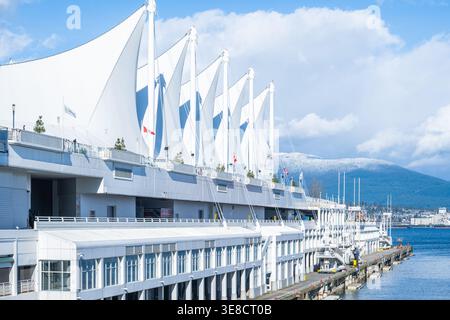 Une belle vue ensoleillée des voiles blanches emblématiques à Canada place, un célèbre point de repère et terminal de bateaux de croisière à Vancouver, Colombie-Britannique, Canad Banque D'Images