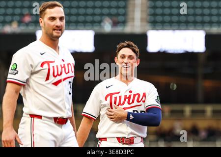 Minneapolis, Minnesota, États-Unis. 13 avril 2026. Brooks Lee (22 ans), arrêt court des Twins du Minnesota, regarde dans la deuxième manche lors d’un match de baseball de la MLB entre les Red Sox de Boston et les Twins du Minnesota au Target Field à Minneapolis, au Minnesota. Steven Garcia/CSM/Alamy Live News Banque D'Images