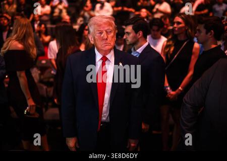 Le président Donald J. Trump se tient parmi les participants à l'UFC 327 au Kaseya Center à Miami, Floride, le 11 avril 2026. Image reproduite avec l'aimable autorisation de la Maison Blanche. Banque D'Images