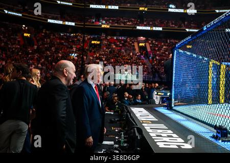 Le président Donald J. Trump se tient à côté d'un combat lors de l'UFC 327 au Kaseya Center de Miami, le 11 avril 2026. Image reproduite avec l'aimable autorisation de la Maison Blanche. Banque D'Images
