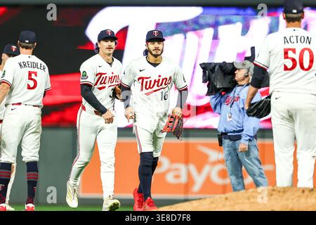 Minneapolis, Minnesota, États-Unis. 13 avril 2026. Les Twins du Minnesota célèbrent leur victoire après un match de baseball de la MLB entre les Red Sox de Boston et les Twins du Minnesota au Target Field à Minneapolis, Minnesota. Steven Garcia/CSM/Alamy Live News Banque D'Images