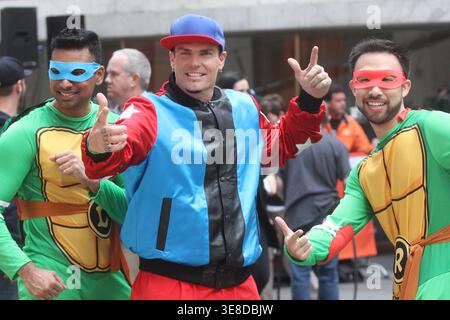 Robert Van Winkle, mieux connu sous son nom de scène, Vanilla Ice avec Teenage mutant Ninja Turtles sur la célébration annuelle d'Halloween du TODAY Show de NBC à l'extérieur du Rockefeller Plaza à New York le 31 octobre 2013. Crédit photo : Henry McGee/MediaPunch Banque D'Images