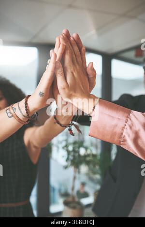 Gens d'affaires, réunion et mains avec haut cinq pour l'unité, le travail d'équipe ou l'inclusion sociale au bureau. Gros plan, groupe ou employés avec contact pour Banque D'Images