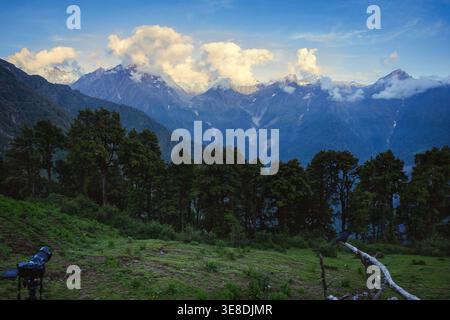Cette image capture un paysage montagneux à couper le souffle avec une atmosphère sereine et paisible. La scène présente une forêt verdoyante au premier plan, Banque D'Images