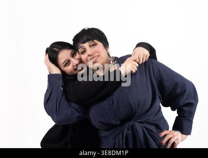 Deux femmes s'embrassant sur fond blanc Banque D'Images