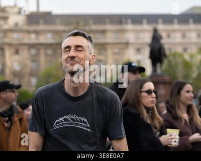 Budapest, Hongrie. 12 avril 2026. Les gens se rassemblent lors d'un événement musical public avec de la musique près du bâtiment du Parlement le jour des élections, Budapest, Hongrie, le 12 avril 2026. Photo de Jean-Claude Ndoumbe/ABACAPRESS.COM crédit : Abaca Press/Alamy Live News Banque D'Images