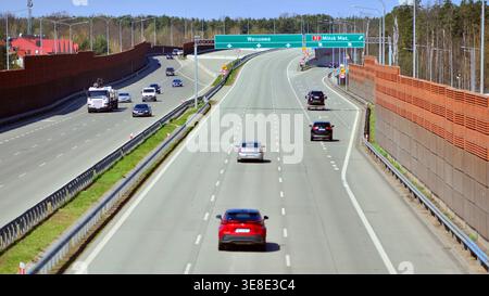 Wesola, Pologne. 13 avril 2026. Vue sur la voie express S17, contournement sud de Varsovie dans le quartier Wawer. Banque D'Images