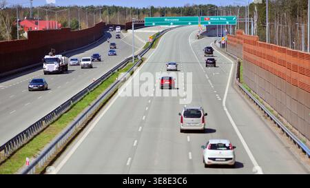 Wesola, Pologne. 13 avril 2026. Vue sur la voie express S17, contournement sud de Varsovie dans le quartier Wawer. Banque D'Images
