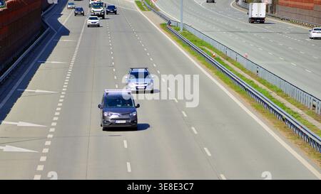 Wesola, Pologne. 13 avril 2026. Vue sur la voie express S17, contournement sud de Varsovie dans le quartier Wawer. Banque D'Images