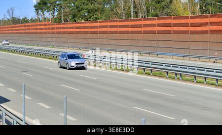 Wesola, Pologne. 13 avril 2026. Vue sur la voie express S17, contournement sud de Varsovie dans le quartier Wawer. Banque D'Images