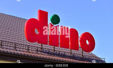Wesola, Pologne. 13 avril 2026. Panneau de panneau Dino avec logo de marque au-dessus de l'entrée. Banque D'Images