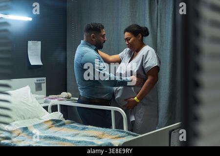 Couple embrassant dans la chambre d'hôpital, femme enceinte pleurant pendant le soutien du travail et les soins de l'accouchement. Convient pour les soins de maternité, le soutien familial, l'utilisation de campagne prénatale Banque D'Images