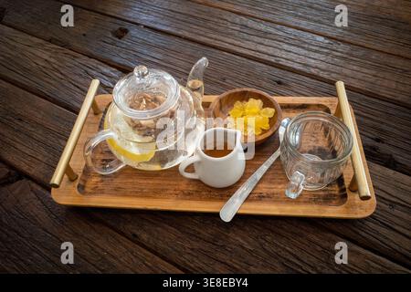 Un ensemble de boissons à base de plantes avec de la citronnelle, du thé, du gingembre, du miel et divers rhizomes, sur une vieille table en bois. Banque D'Images