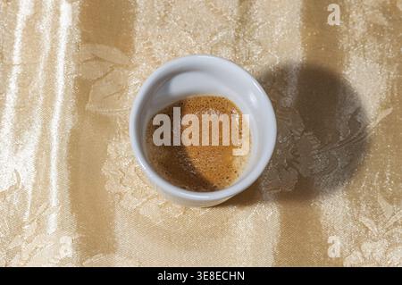 Espresso italien dans une petite tasse blanche Banque D'Images