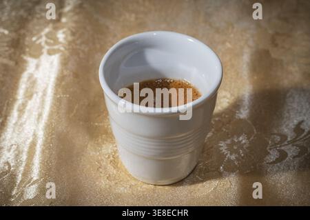 Espresso italien dans une petite tasse blanche Banque D'Images