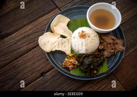SEI Sapi ou Beef Sei, plat de bœuf fumé traditionnel indonésien et riz sur une assiette sombre. Banque D'Images